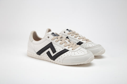 SA77A 颯合CATHAY_NOIR_ET_BLANC_vegan_sustainable_sneaker side view