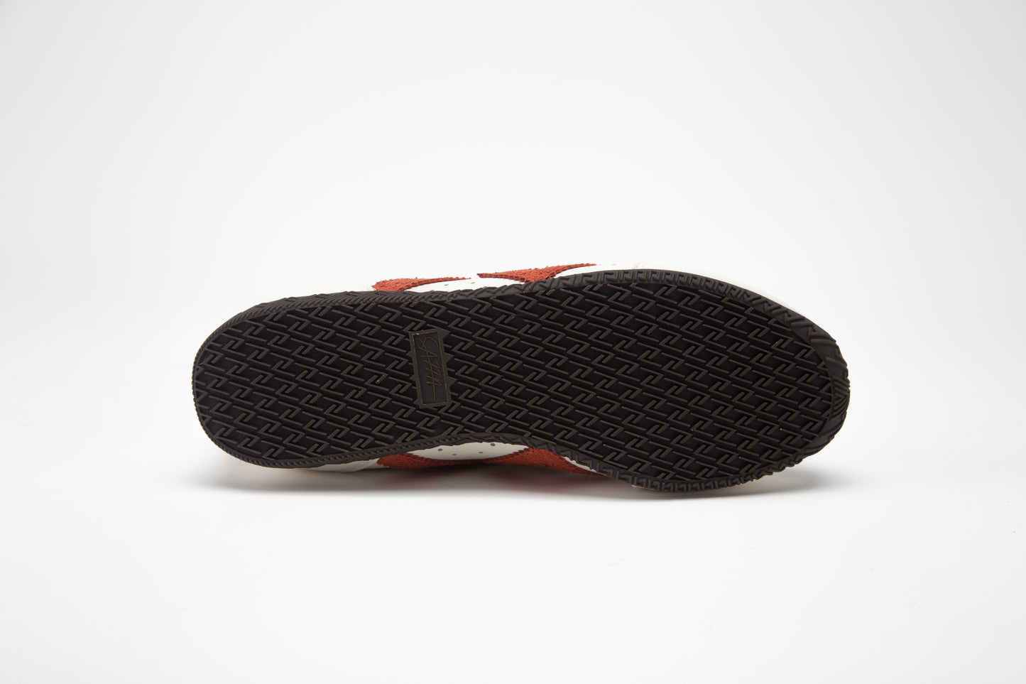 SA77A 颯合Black outsole sneaker sole on a white background