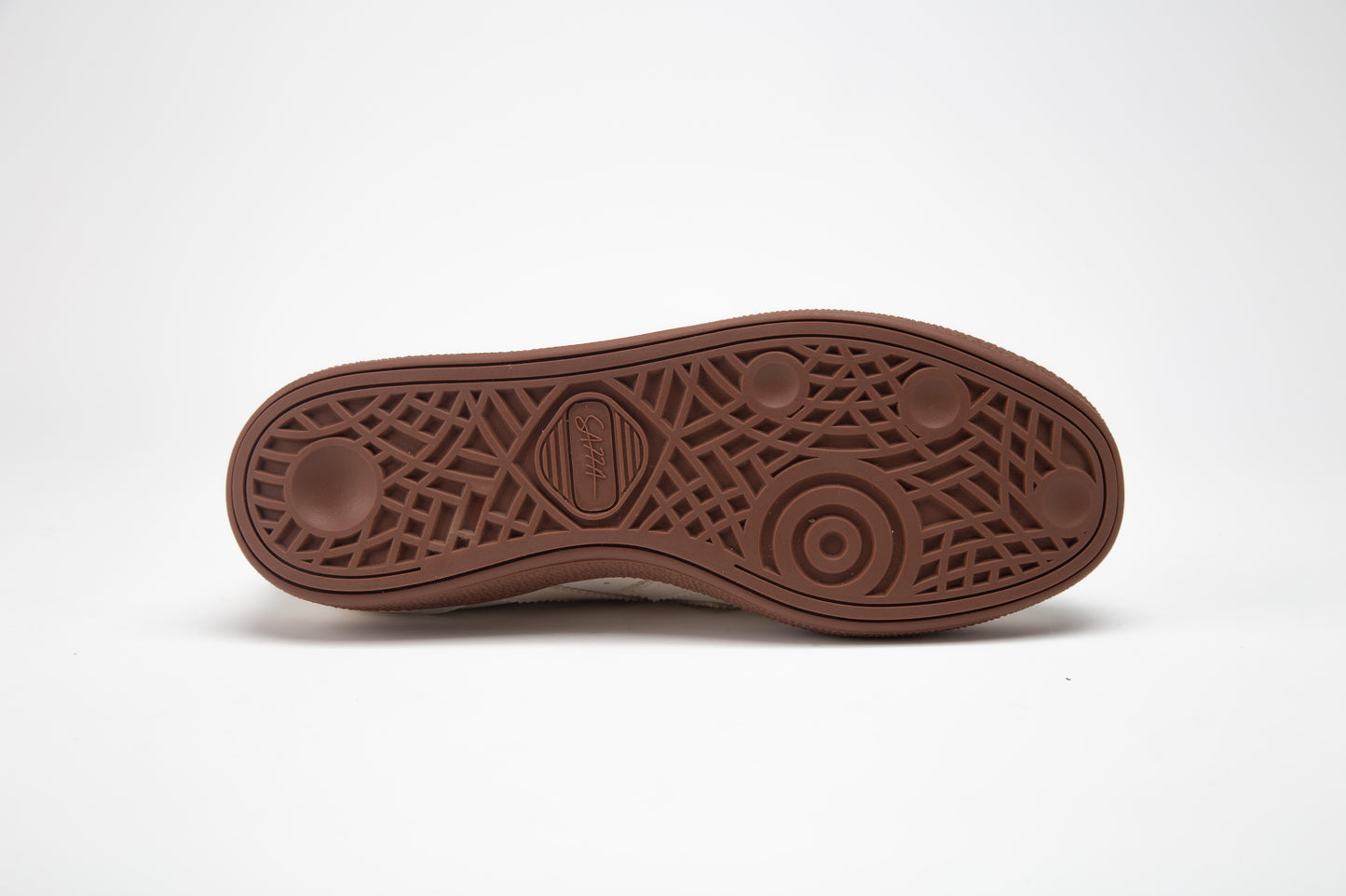 SA77A颯合 Colada au lait. The brand that spells H with double seven. Pair of cream sneakers with brown soles on a light gray background outsole