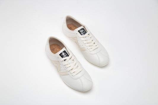 SA77A颯合 AMOY BLANC DE BLANC. The brand that spells H with double seven. Sa77a Sustainable sneaker. Pair of white sneakers.
