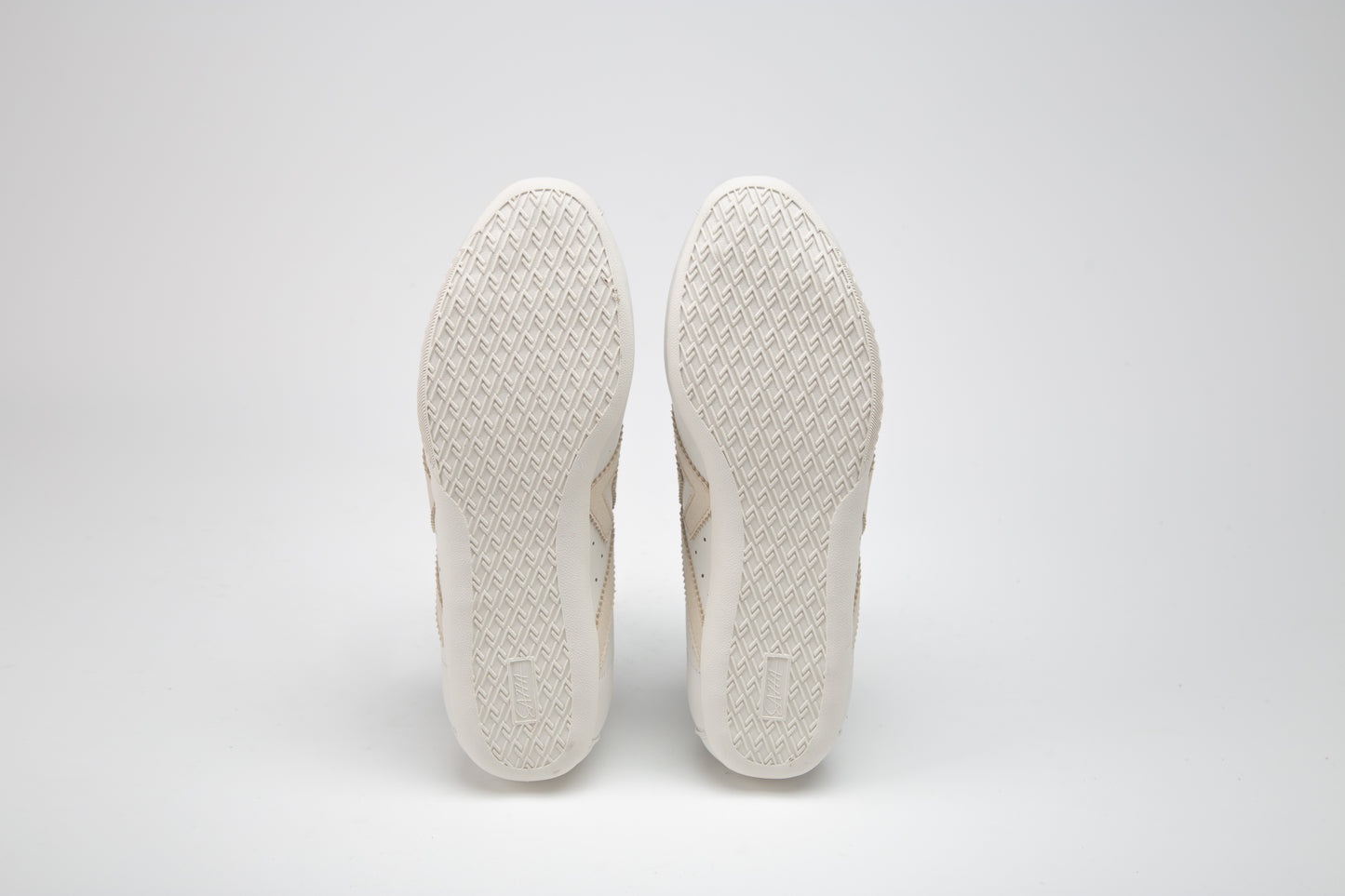 SA77A颯合 AMOY BLANC DE BLANC. The brand that spells H with double seven. Sa77a Sustainable sneaker. Pair of white sneakers with white SA77A outsole.