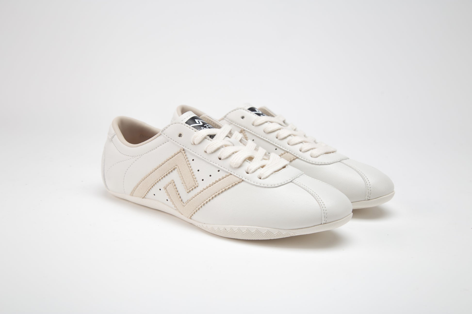 SA77A颯合 AMOY BLANC DE BLANC. The brand that spells H with double seven. Sa77a Sustainable sneaker. Pair of white sneakers.