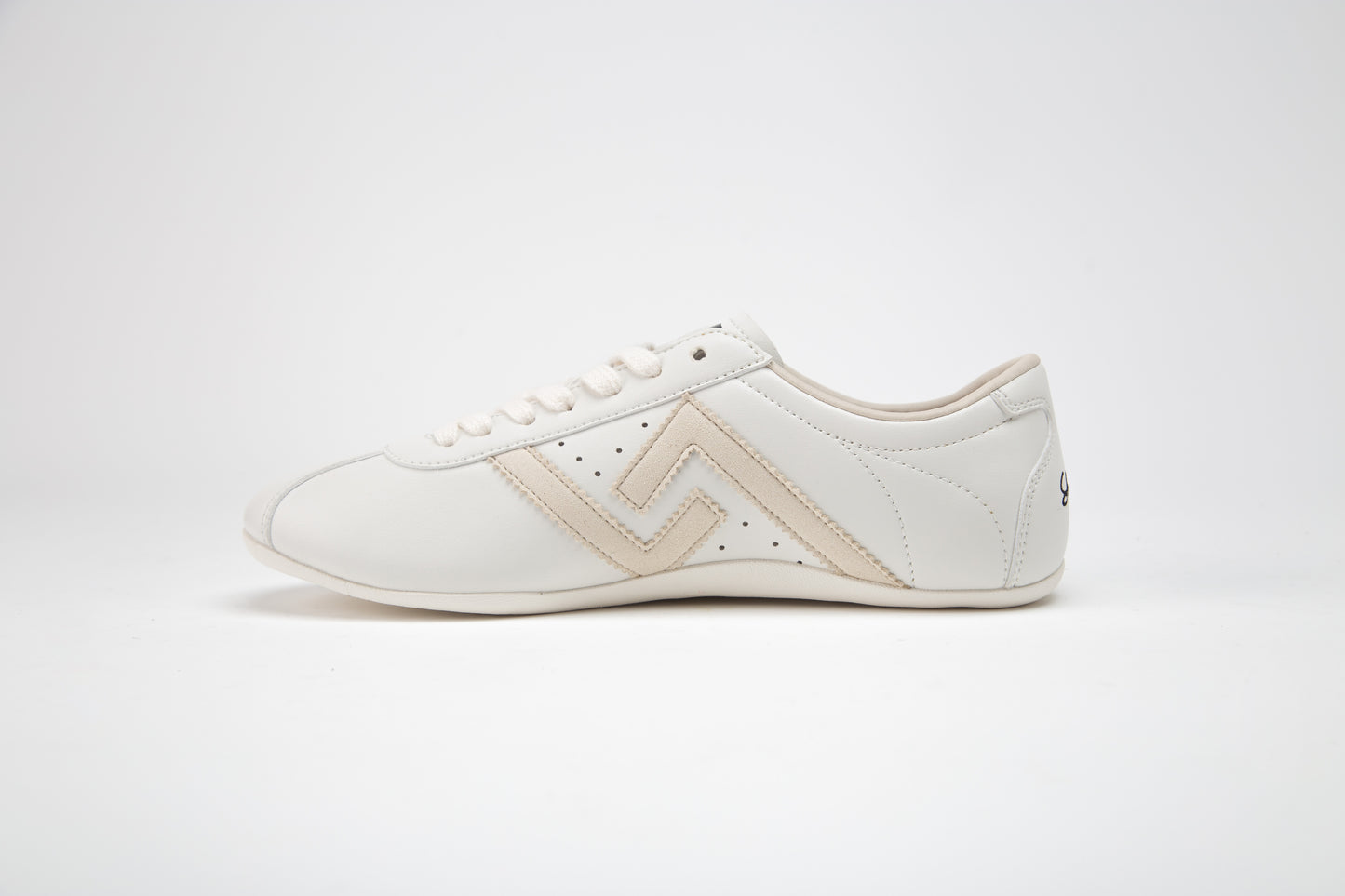 SA77A颯合 AMOY BLANC DE BLANC. The brand that spells H with double seven. Sa77a Sustainable sneaker. Pair of white sneakers.