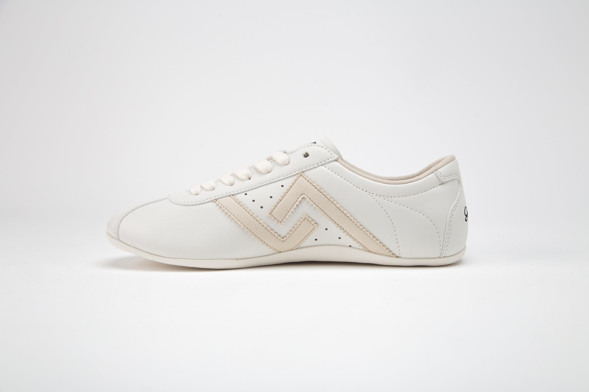 SA77A颯合 AMOY BLANC DE BLANC. The brand that spells H with double seven. Sa77a Sustainable sneaker. Pair of white sneakers.