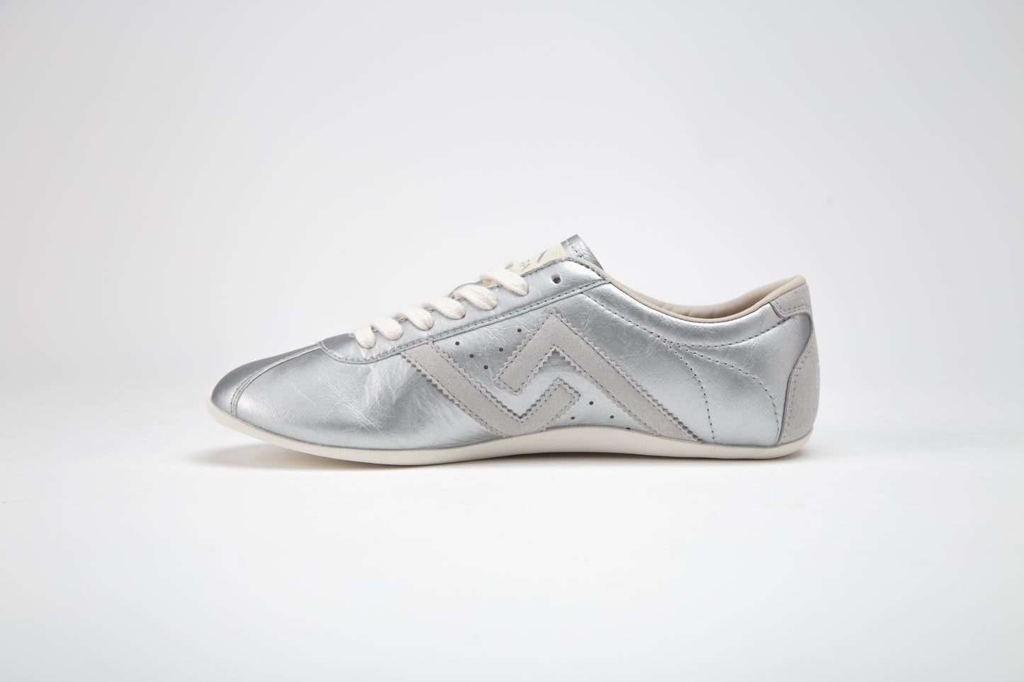 SA77A颯合 AMOY COSMIC CHROME. The brand that spells H with double seven. Sa77a Sustainable sneaker. A pair of SA77A sustainable sneakers. Side in