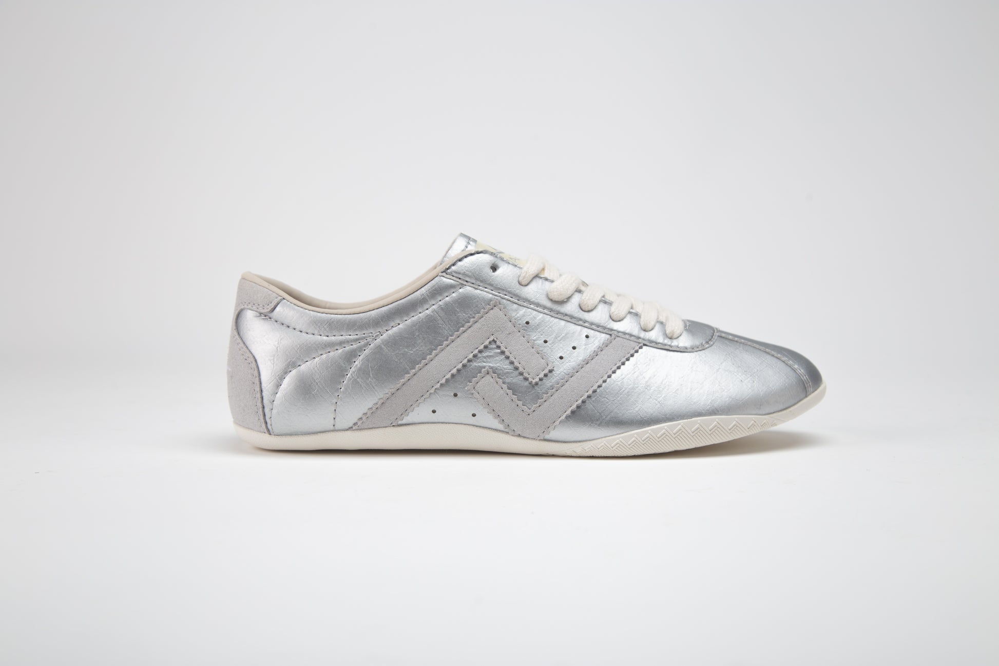 SA77A颯合 AMOY COSMIC CHROME. The brand that spells H with double seven. Sa77a Sustainable sneaker. A pair of SA77A sustainable sneakers. Side out