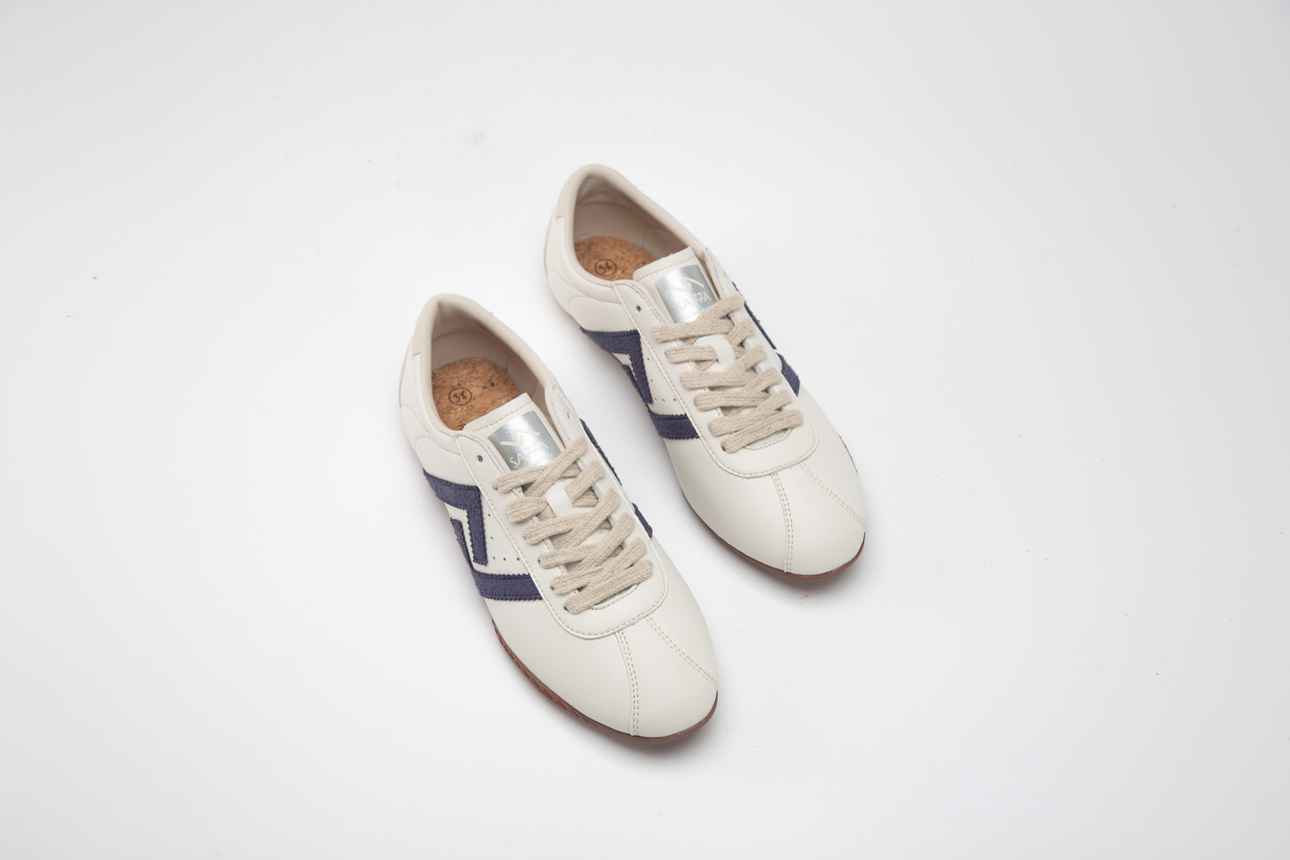 SA77A颯合 AMOY CROWN BLUE | Pair of white sneakers with blue accents on a light gray background