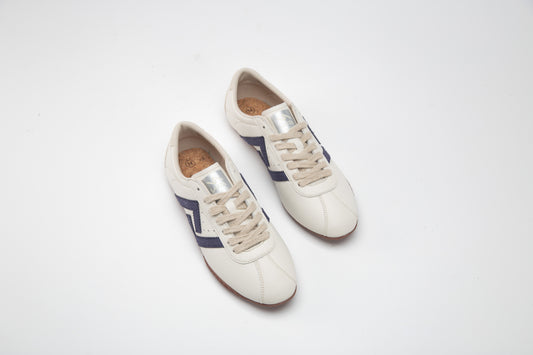 SA77A颯合 AMOY CROWN BLUE | Pair of white sneakers with blue accents on a light gray background