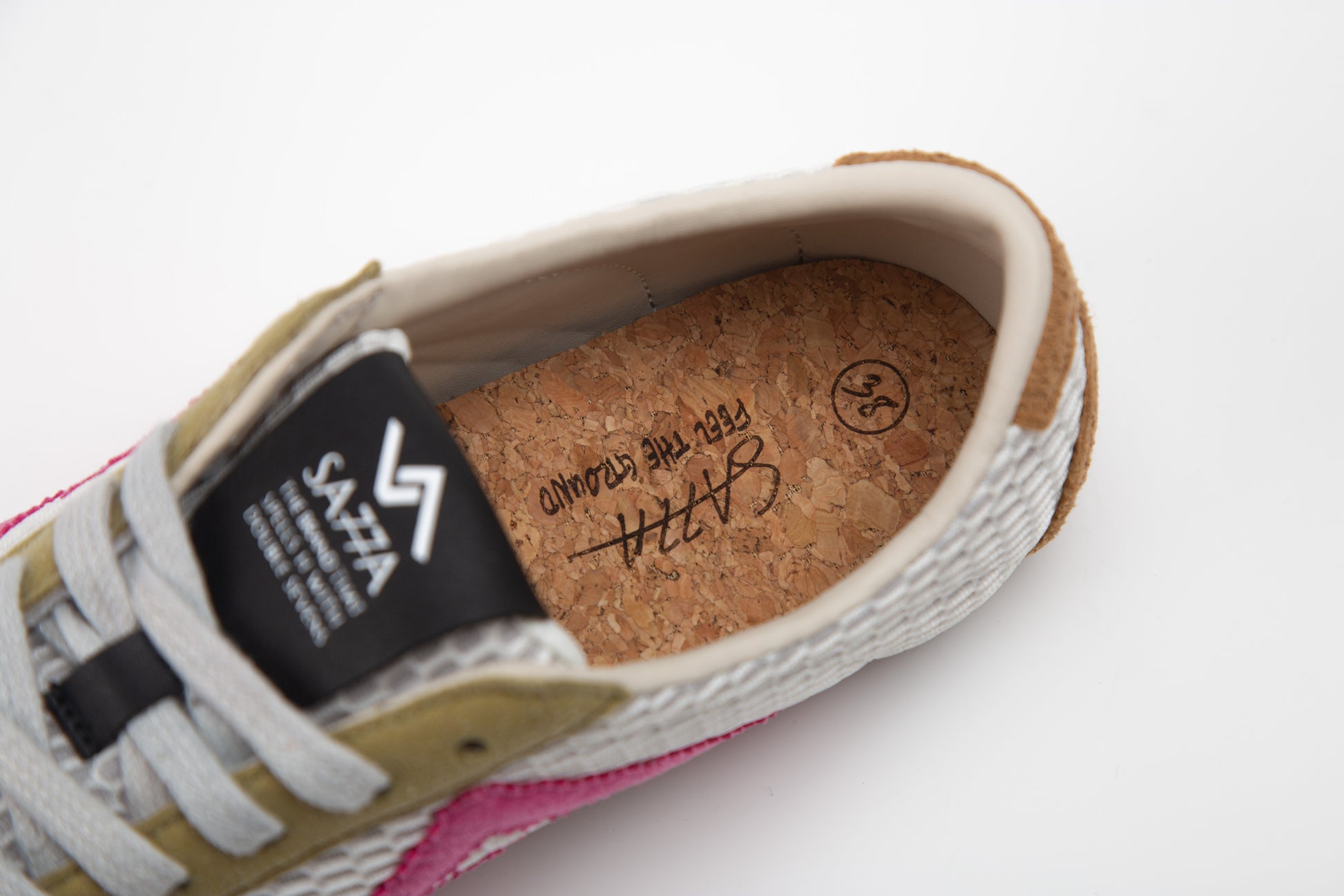 SA77A颯合Close-up of a sneaker with cork coconut insole and visible branding on a white background