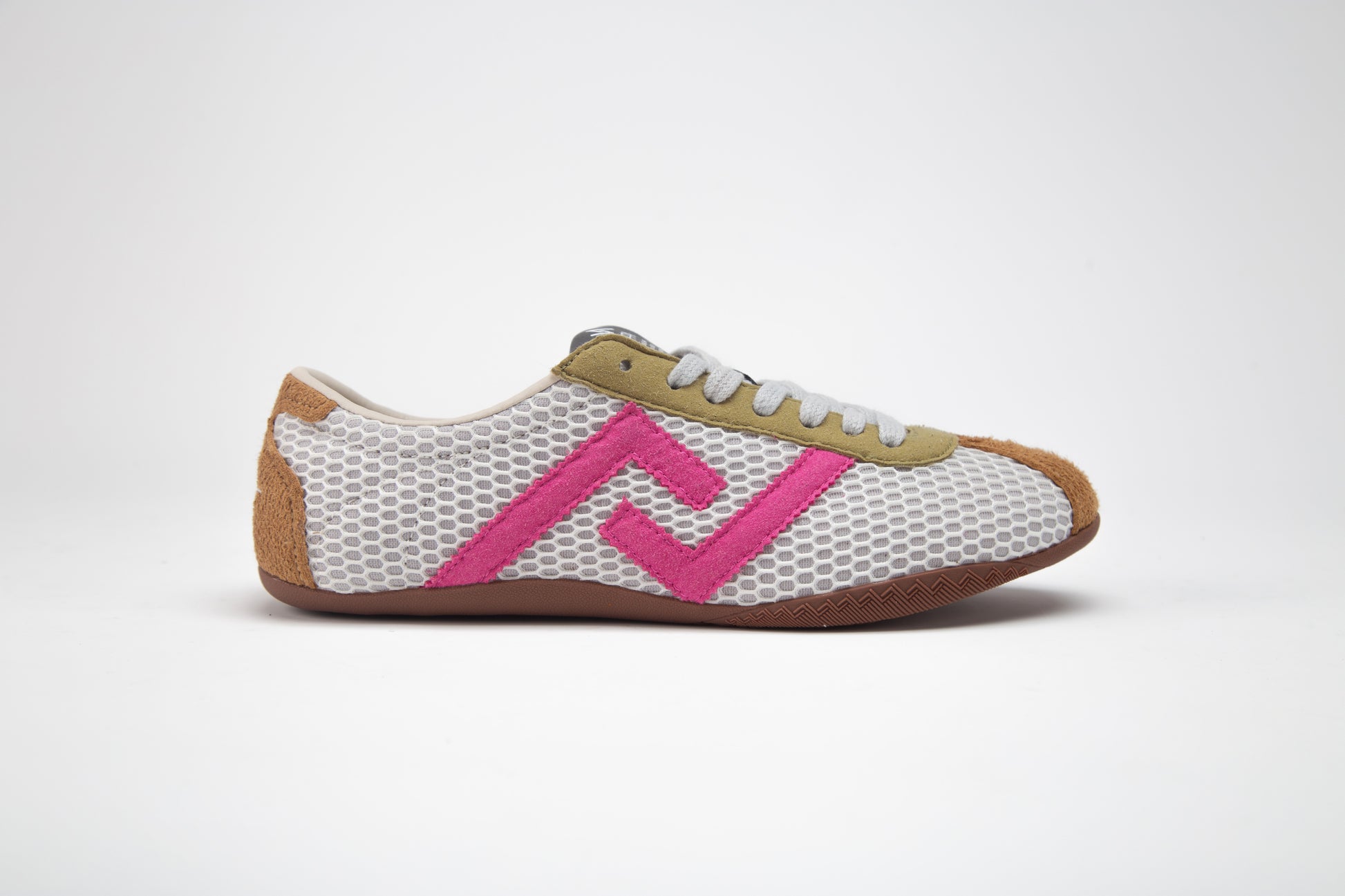 SA77A 颯合Sneaker with a pink zigzag design on a white background