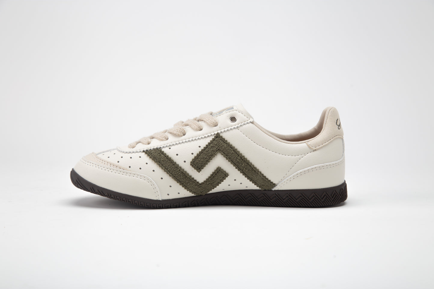 SA77A 颯合White sneaker with a dark zigzag pattern on a light gray background