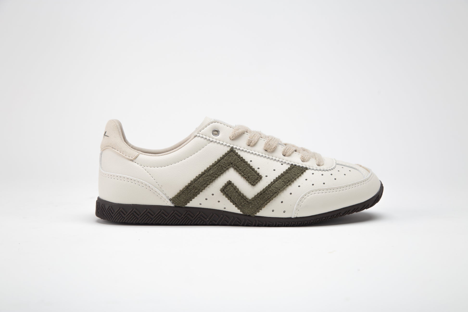 SA77A颯合White sneaker with a black zigzag pattern on a white background