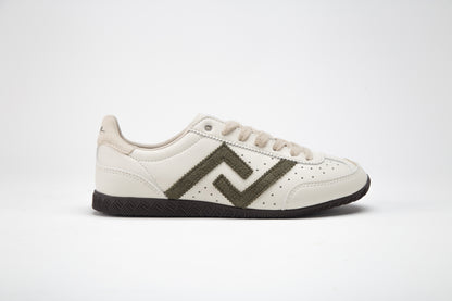 SA77A颯合White sneaker with a black zigzag pattern on a white background