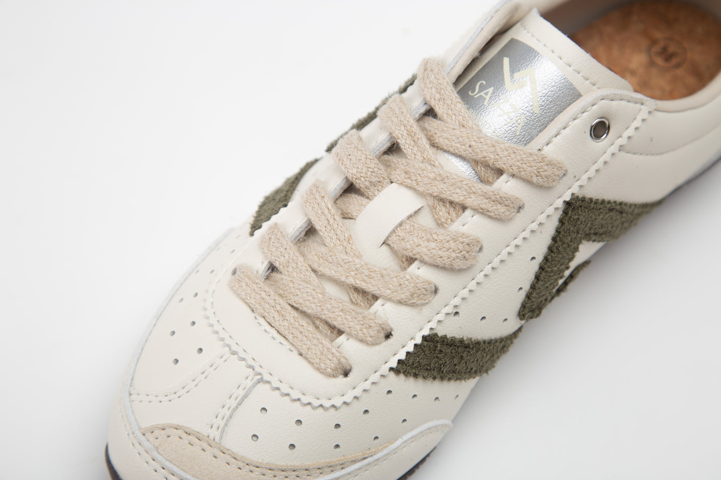 SA77A 颯合White sneaker with brown zigzag pattern on a white background