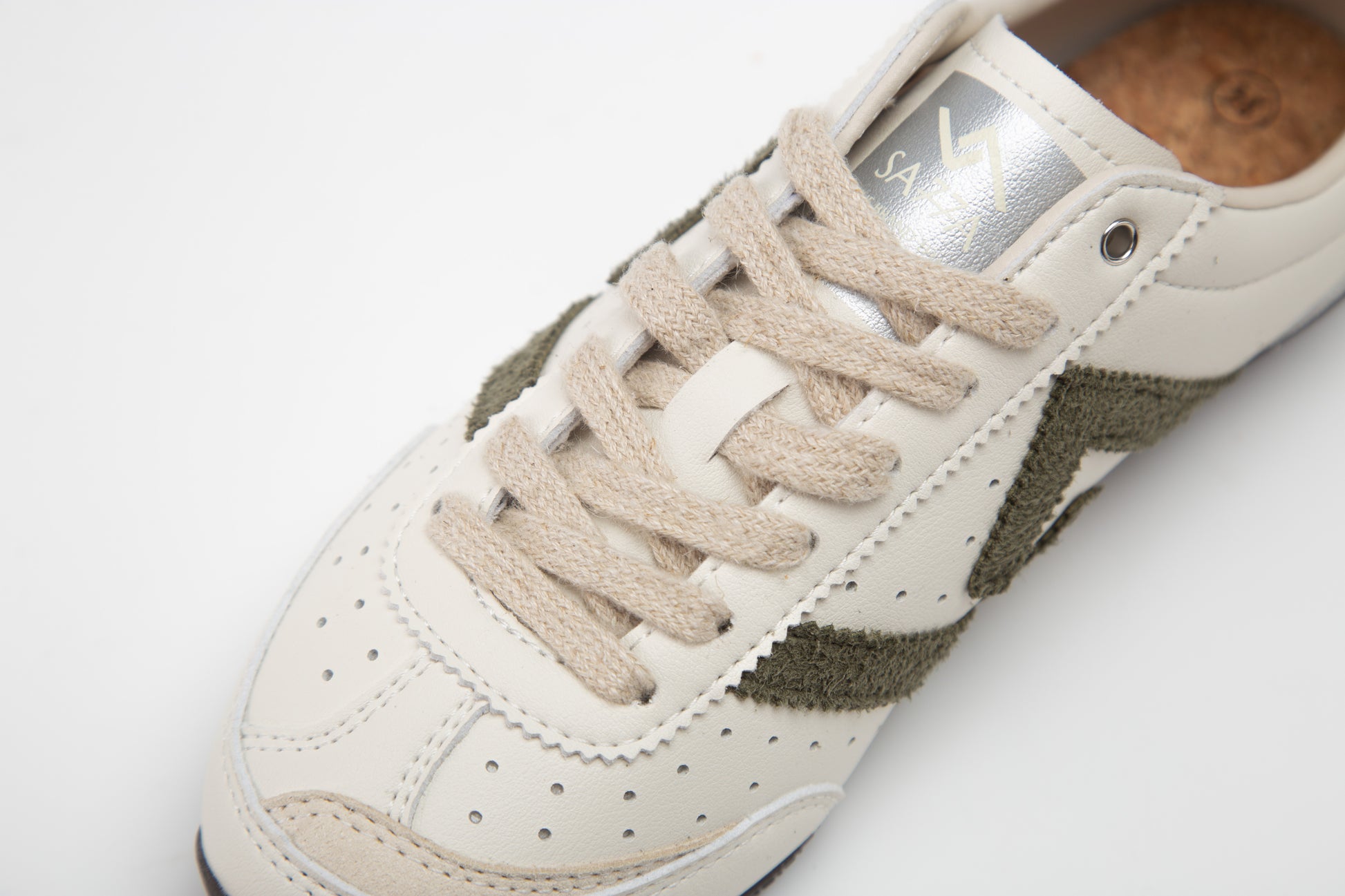 SA77A 颯合White sneaker with brown zigzag pattern on a white background