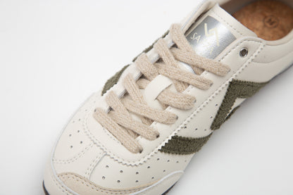 SA77A 颯合White sneaker with brown zigzag pattern on a white background