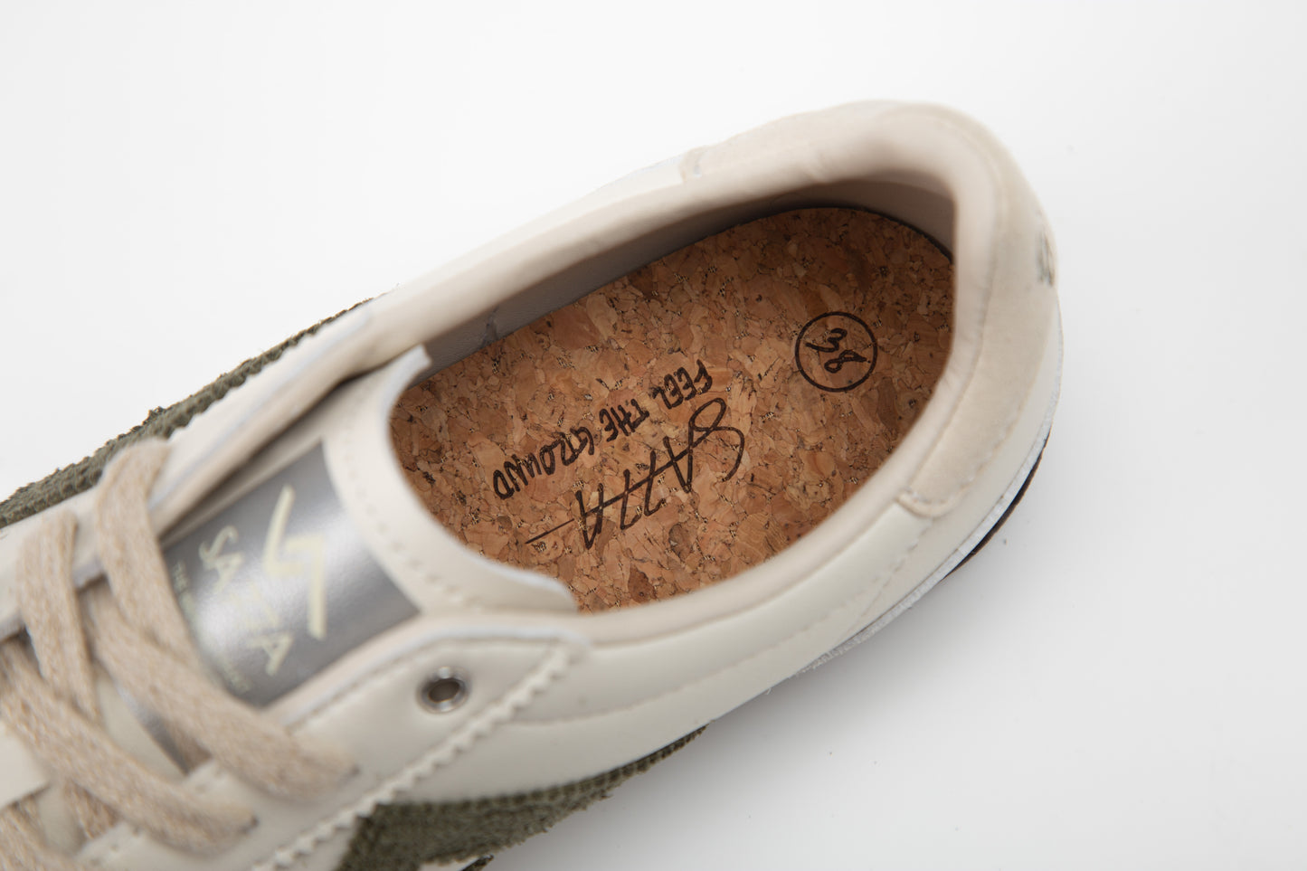 SA77A 颯合Close-up of a sneaker with a cork coconut insole on a white background