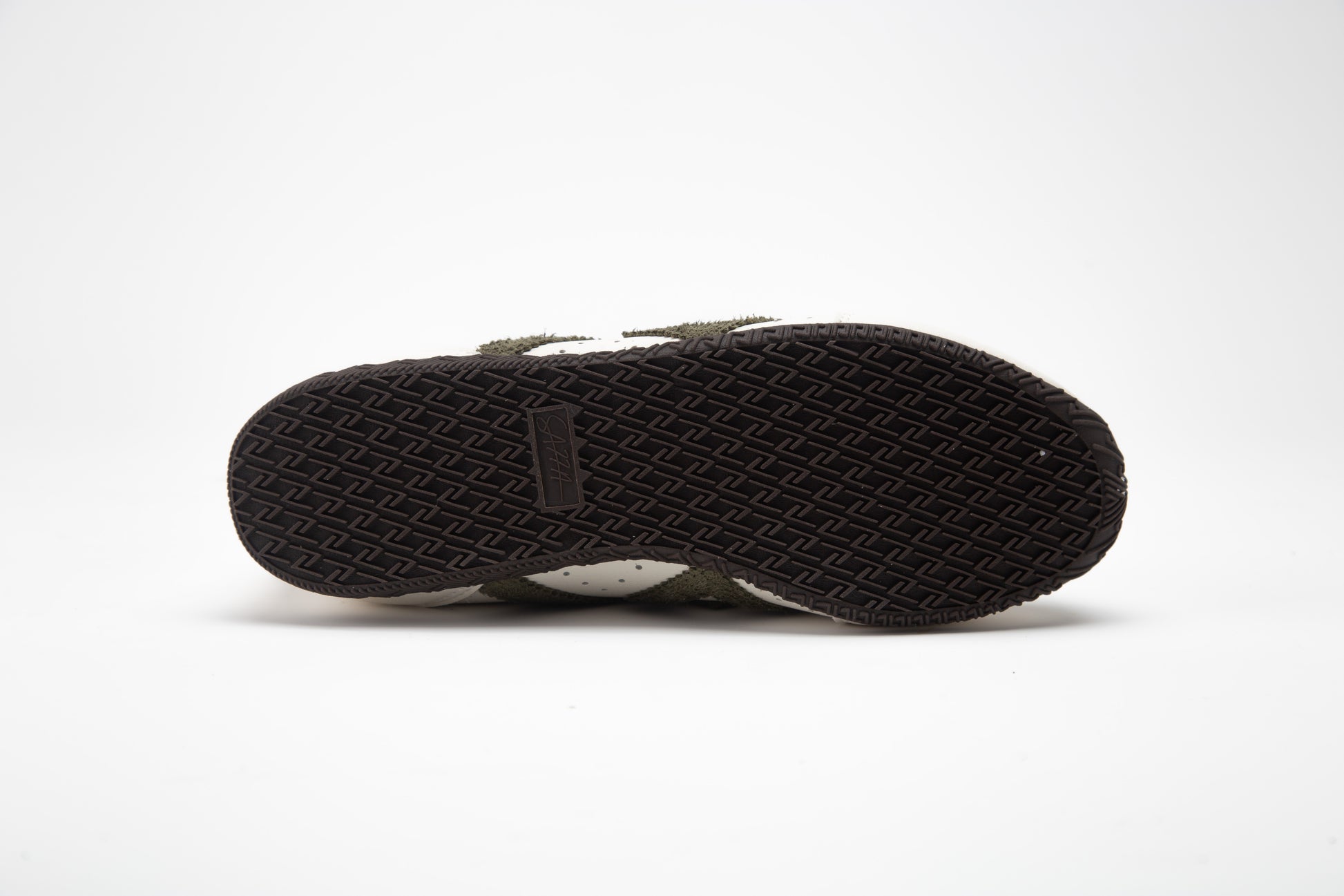 SA77A 颯合Black outsole with a textured sole on a white background