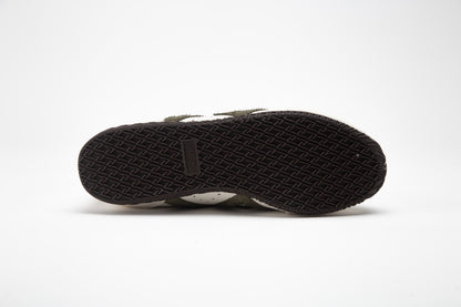 SA77A 颯合Black outsole with a textured sole on a white background
