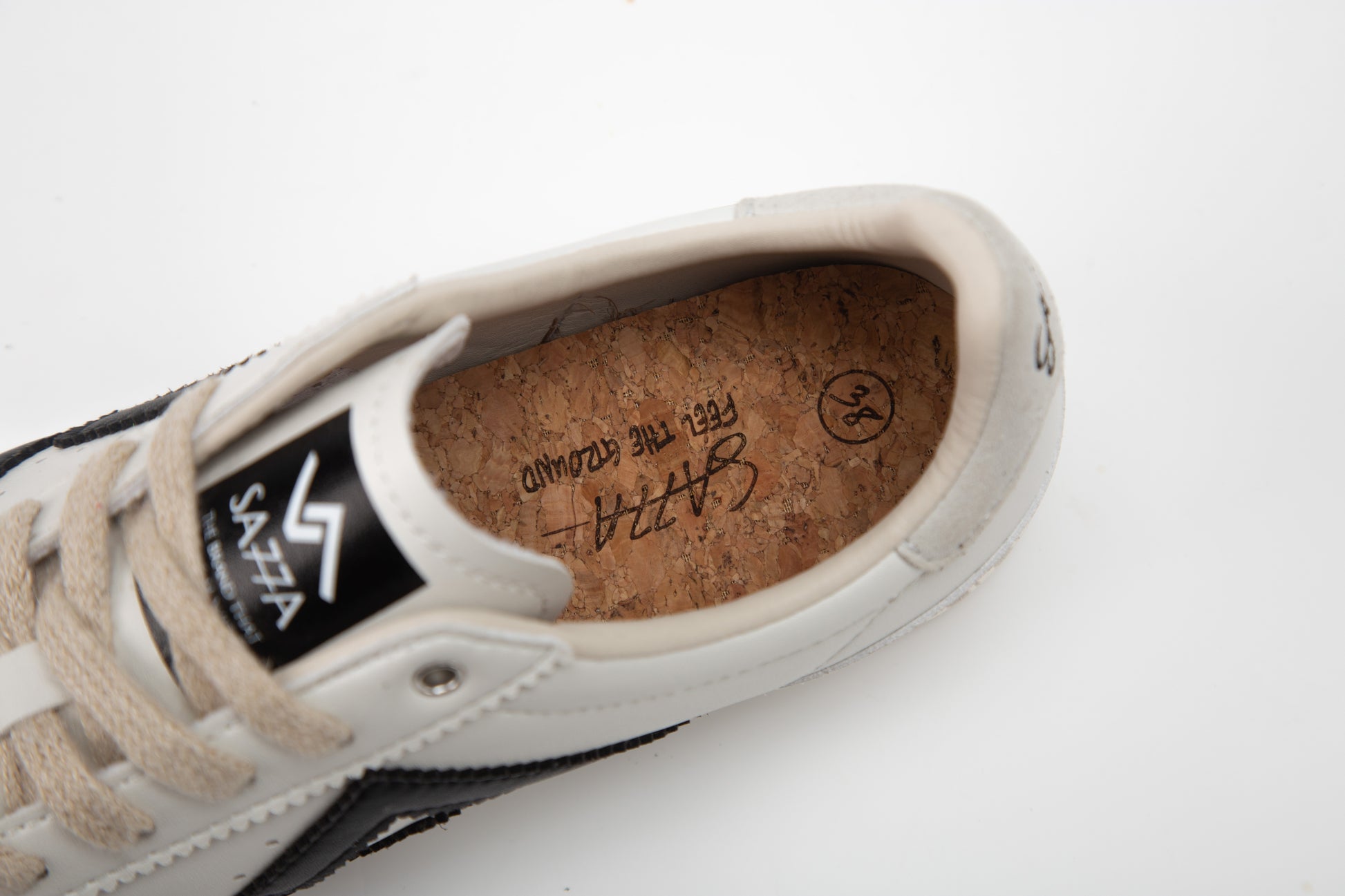 SA77A 颯合White sneaker with brown insole and visible branding on a white background
