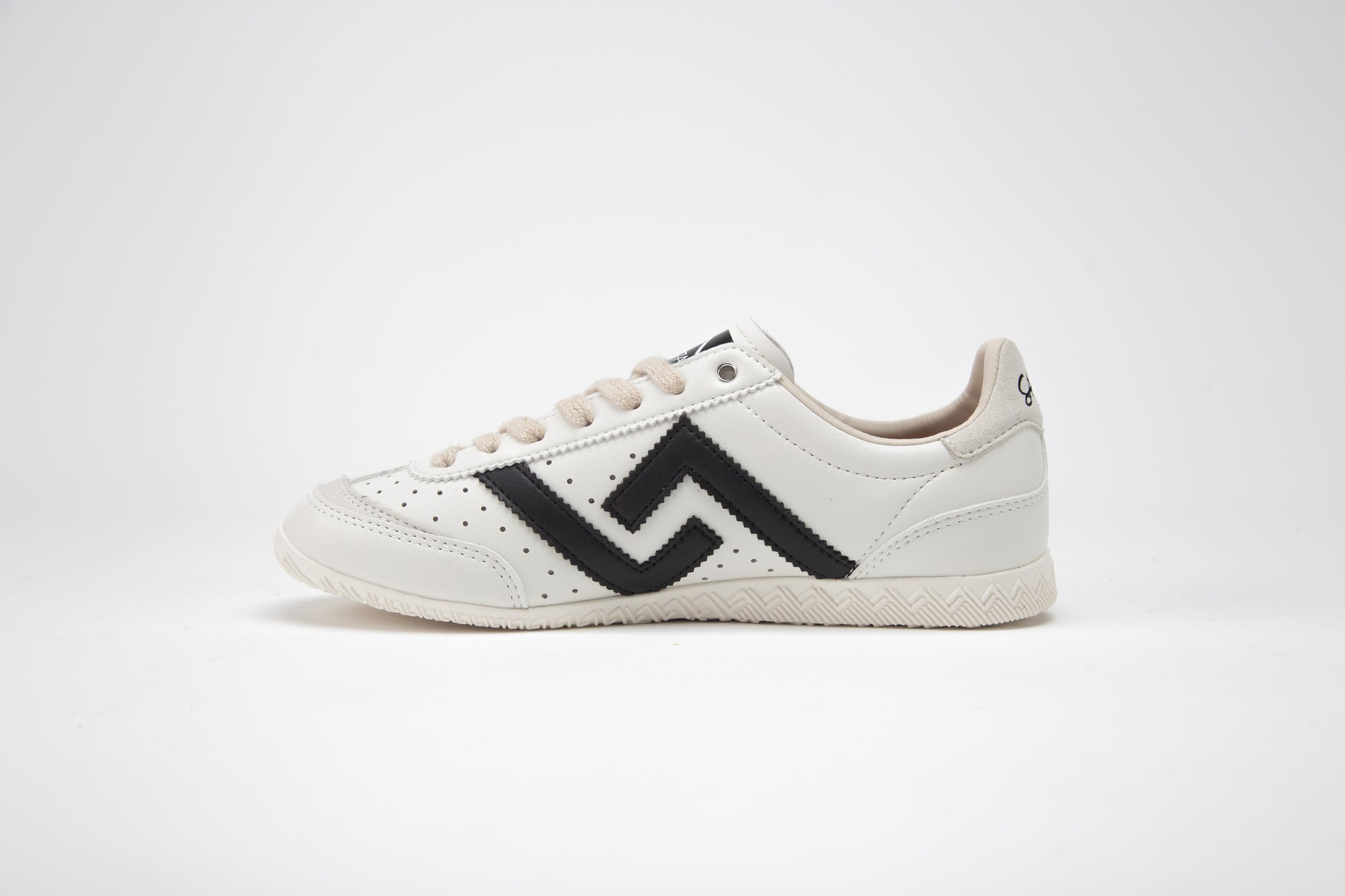 SA77A颯合White sneaker with black zigzag pattern on a white background