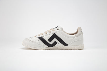 SA77A颯合White sneaker with black zigzag pattern on a white background
