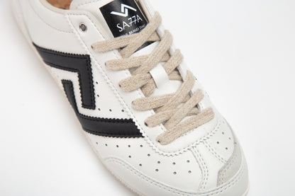 SA77A 颯合White sneaker with black logo and beige laces on a white background