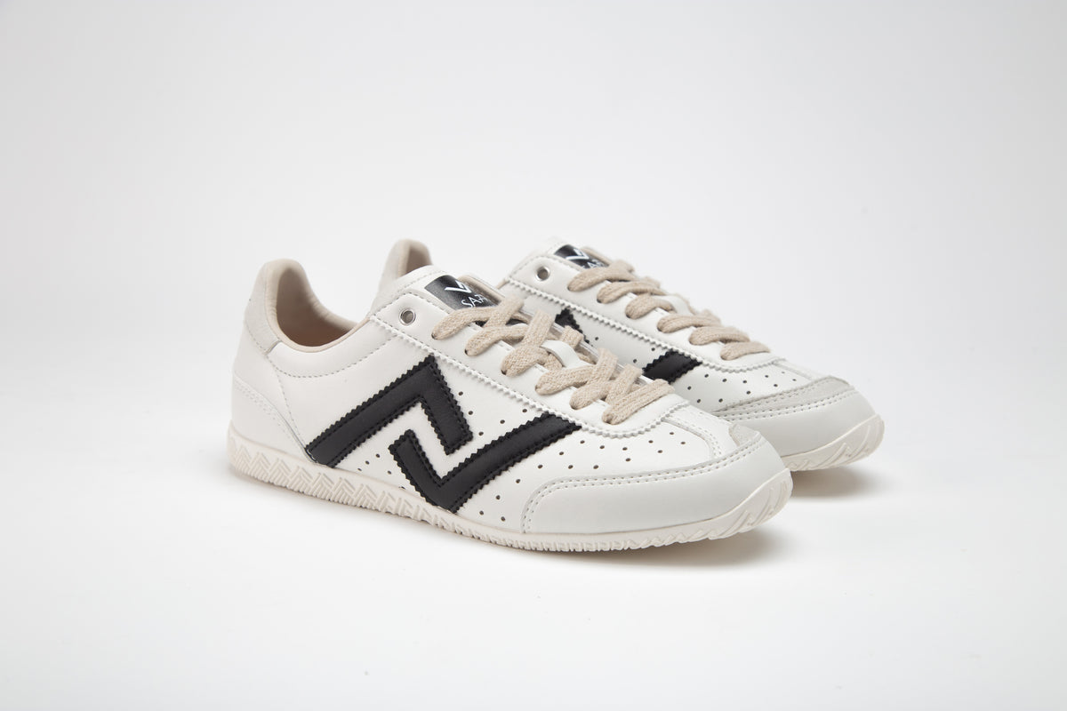 SA77A 颯合CATHAY_NOIR_ET_BLANC_vegan_sustainable_sneaker side view