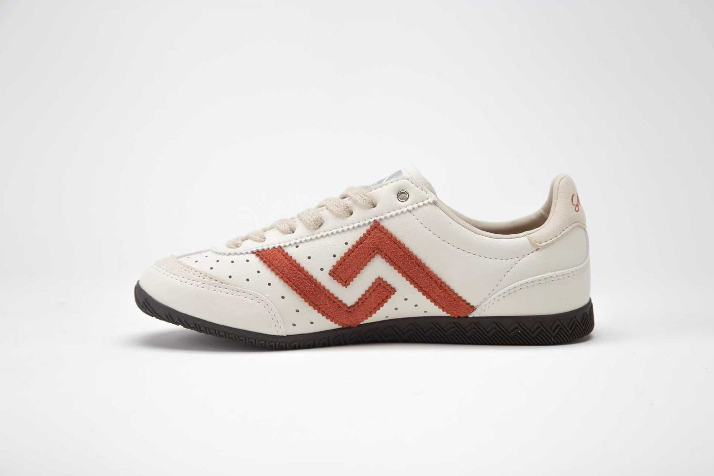 SA77A 颯合White sneaker with red zigzag pattern on a white background