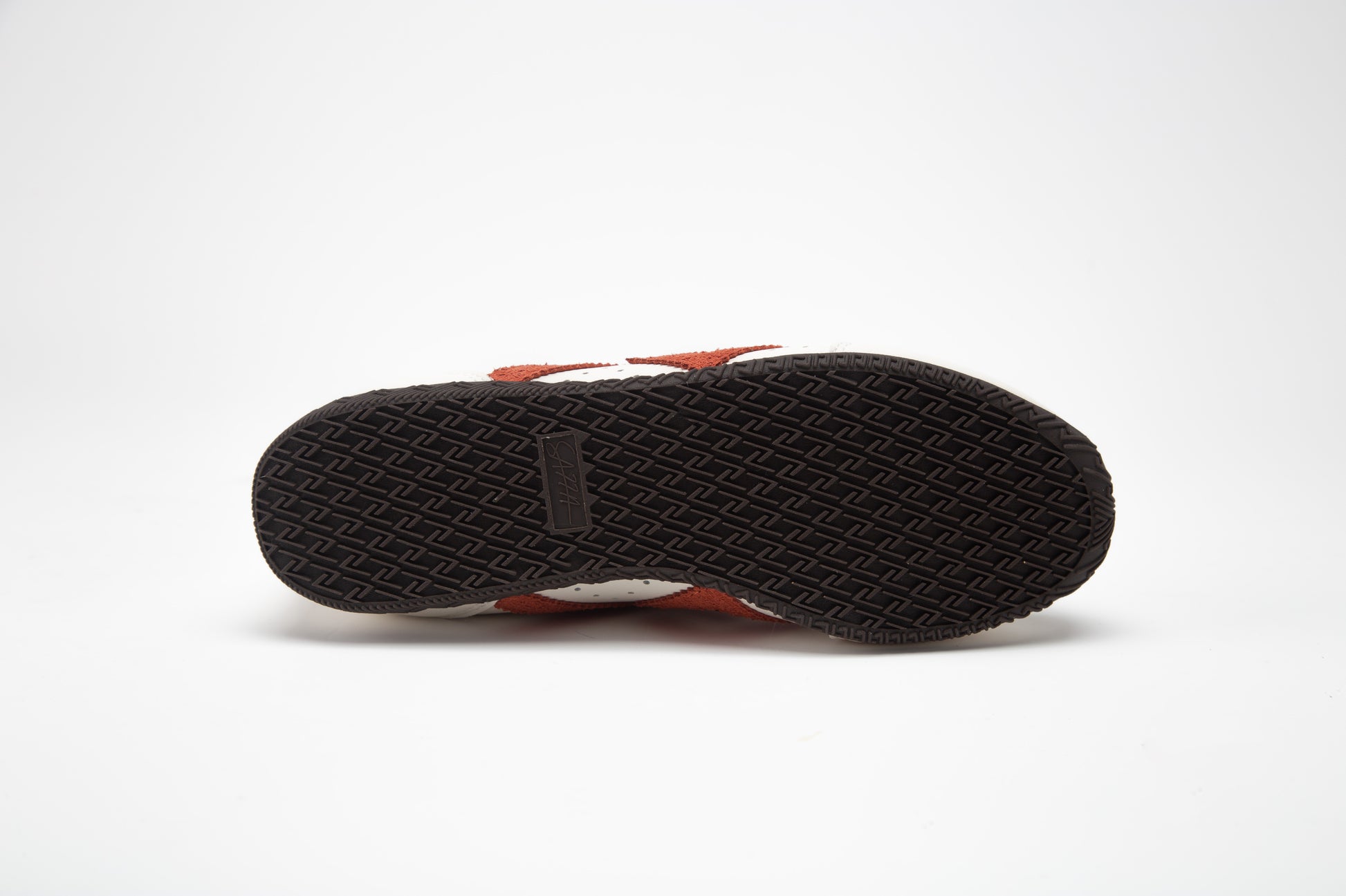 SA77A 颯合Black outsole sneaker sole on a white background