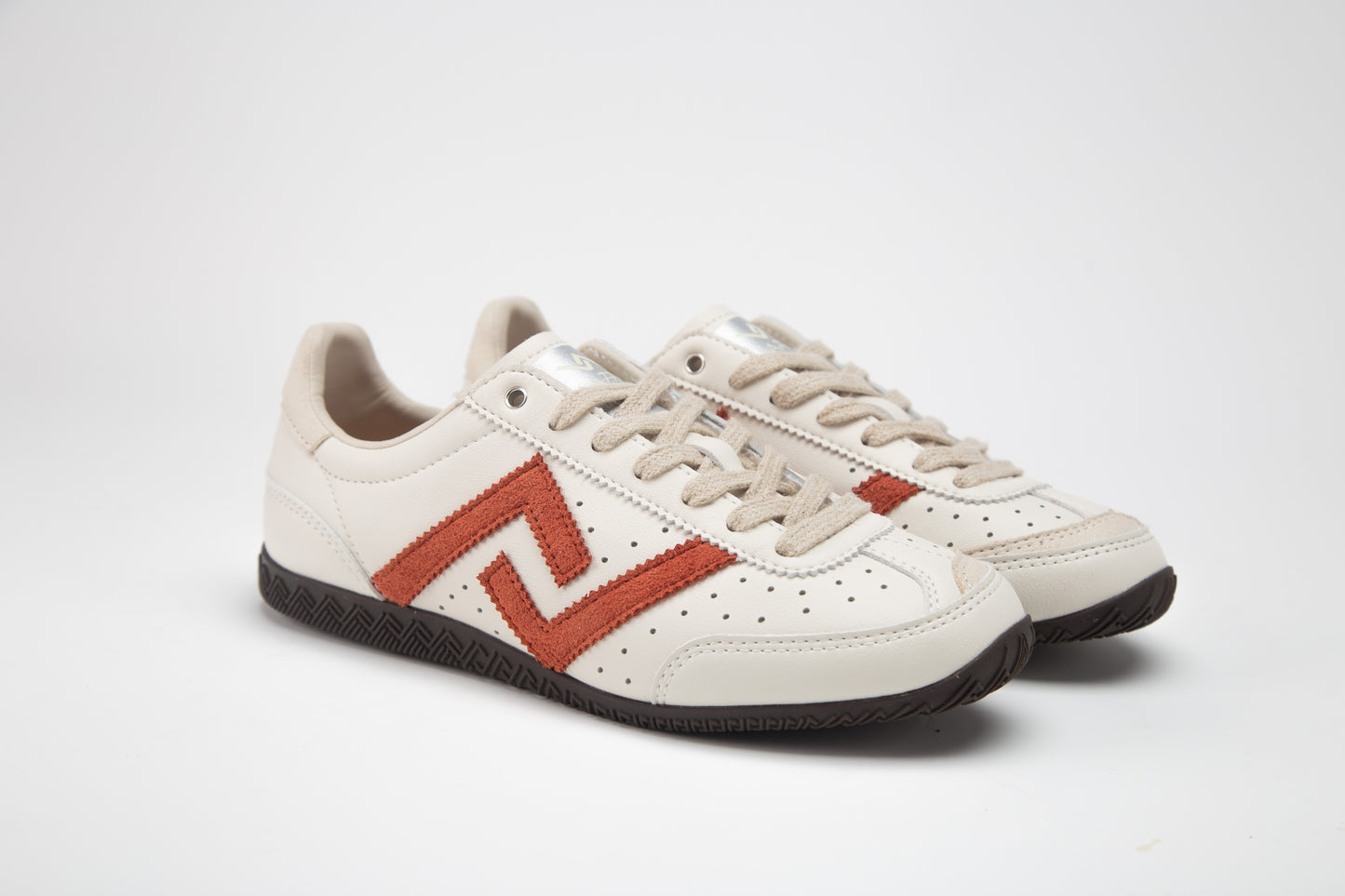 SA77A 颯合White sneakers with a red geometric design on a light gray background