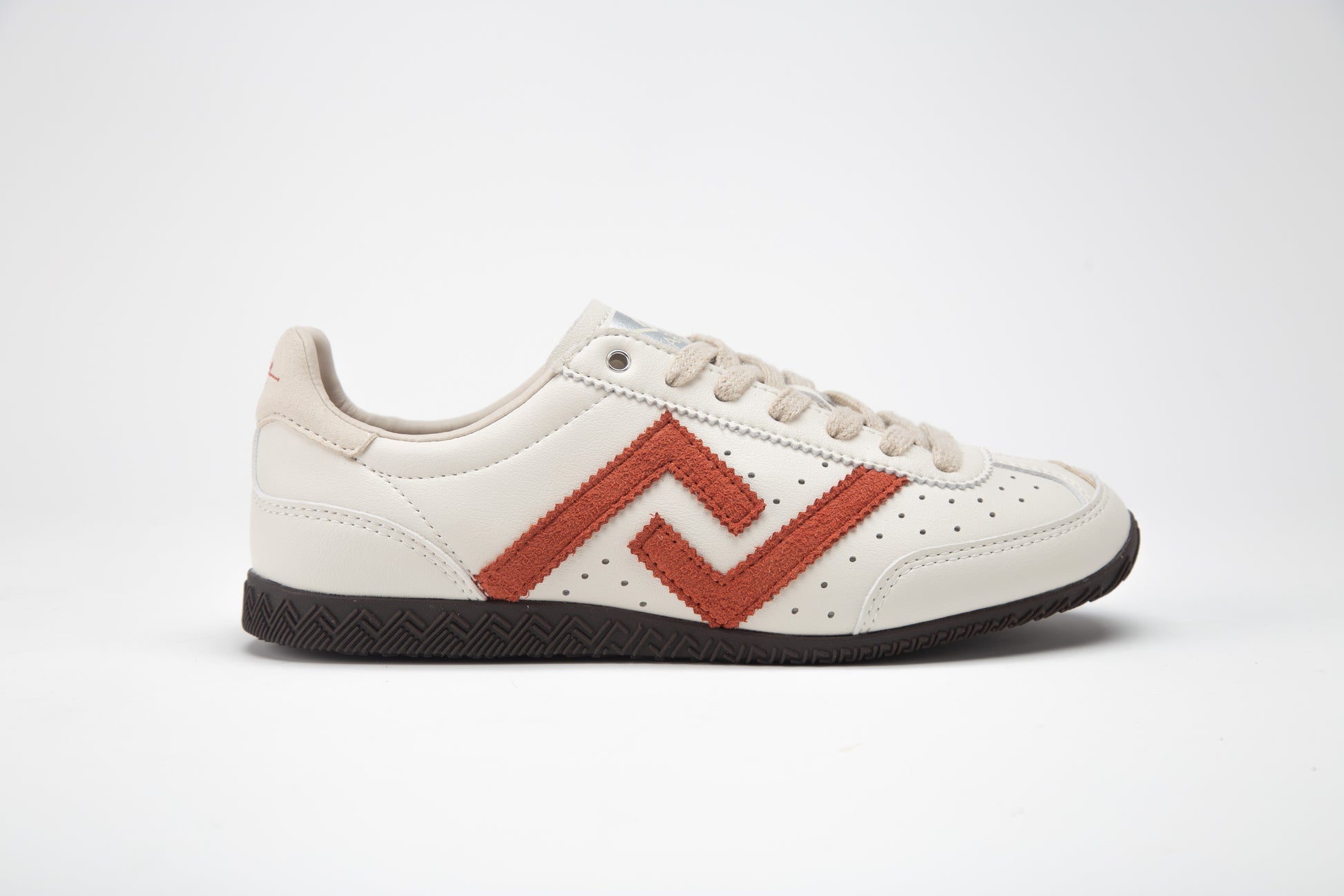 SA77A 颯合White sneaker with a red zigzag pattern on a white background