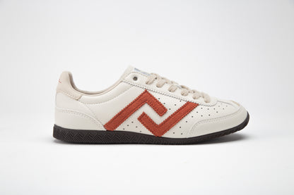 SA77A 颯合White sneaker with a red zigzag pattern on a white background