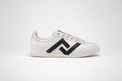 SA77A 颯合SA77A_CATHAY_NOIR_ET_BLANC vegan sustainable sneaker White sneaker with a black zigzag logo side profile view