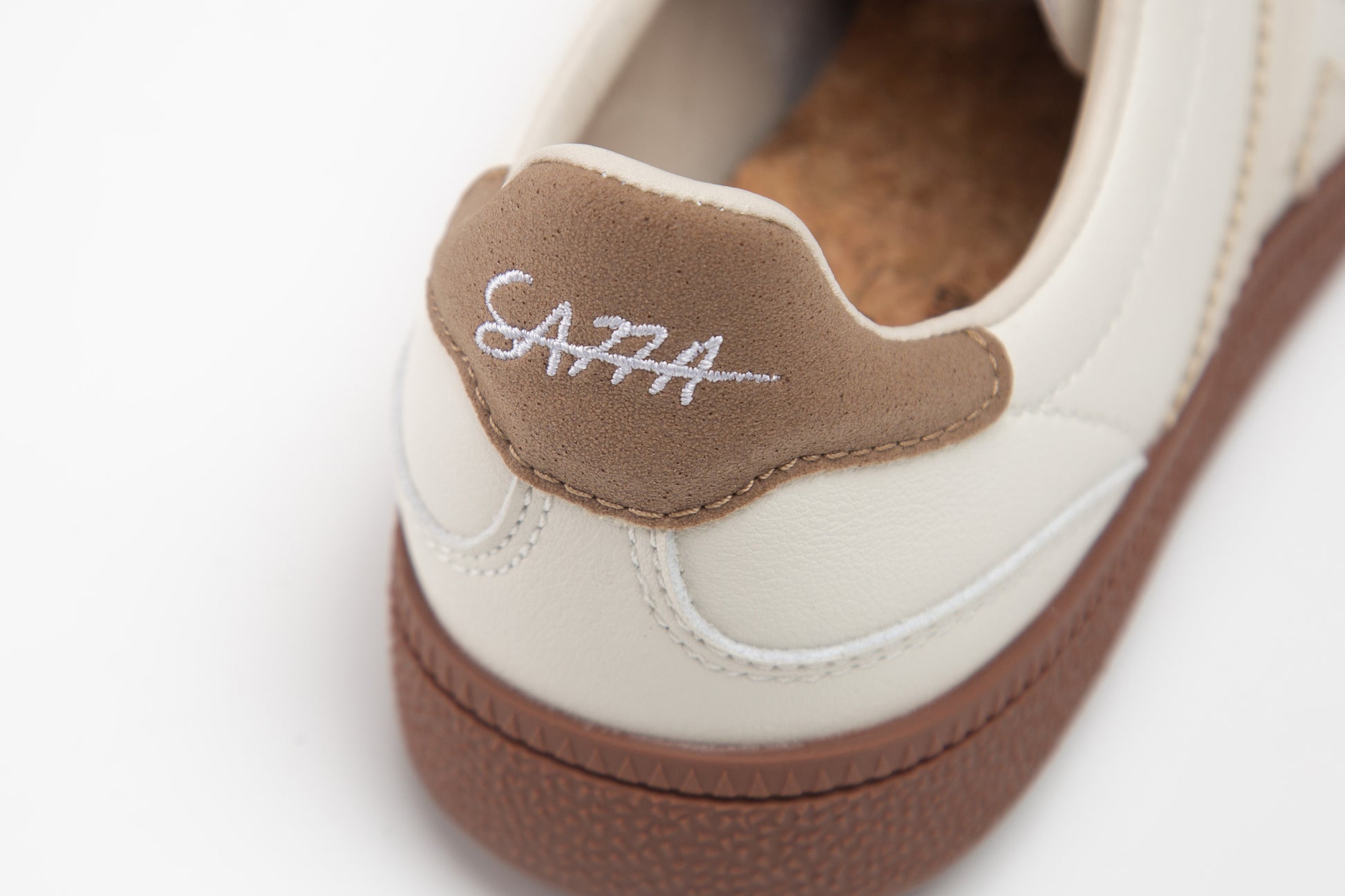 SA77A颯合 Colada au lait. The brand that spells H with double seven. Pair of cream sneakers with brown soles on a light gray background back