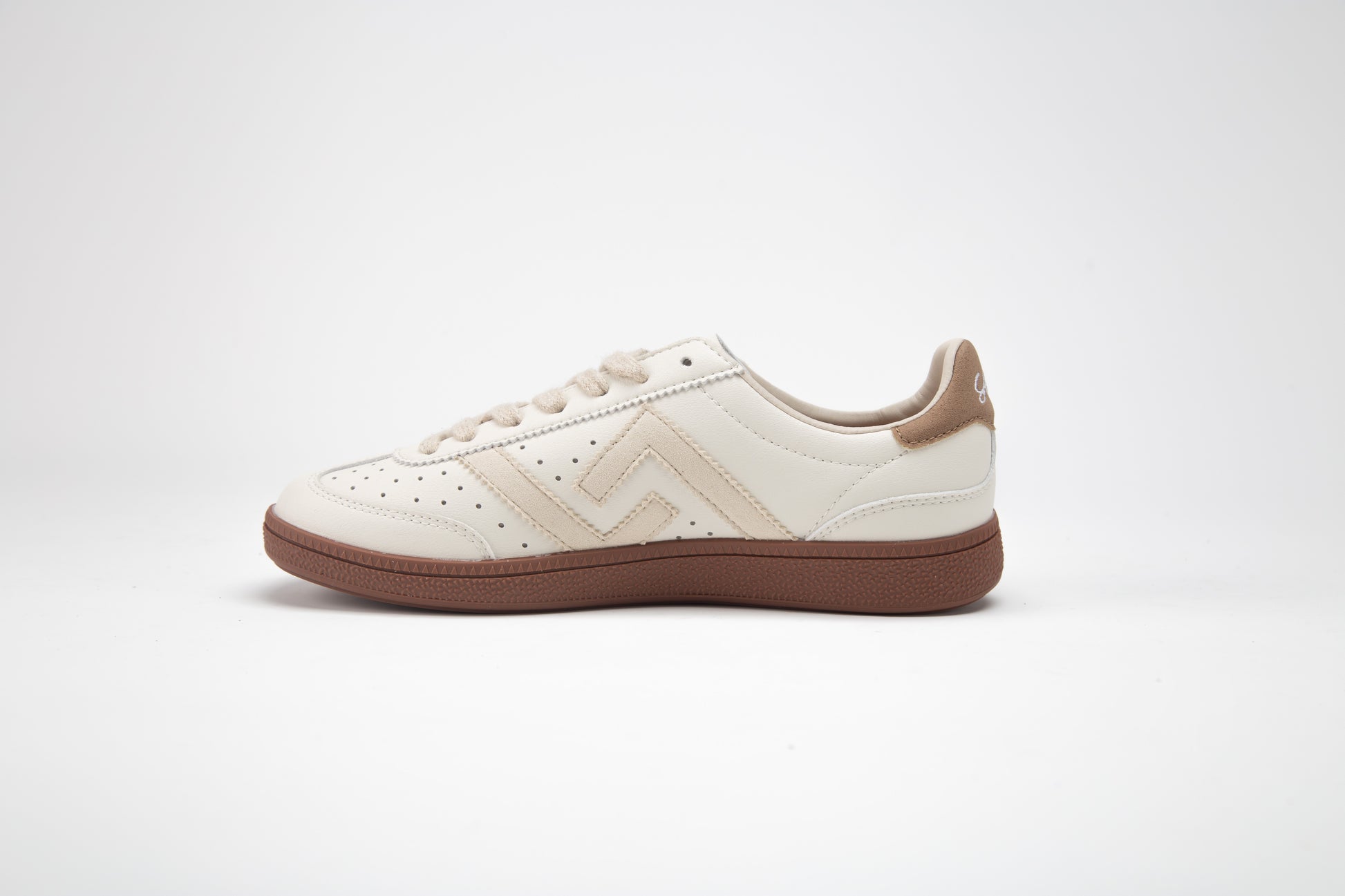 SA77A颯合 Colada au lait. The brand that spells H with double seven. Pair of cream sneakers with brown soles on a light gray background