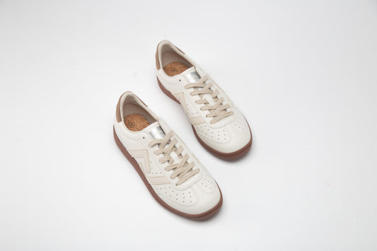 SA77A颯合 Colada au lait. The brand that spells H with double seven. Pair of cream sneakers with brown soles on a light gray background top view