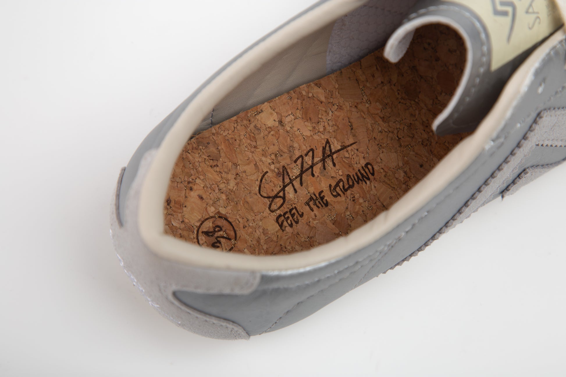 SA77A颯合 AMOY COSMIC CHROME. The brand that spells H with double seven. Sa77a Sustainable sneaker. Feel the Ground Insole