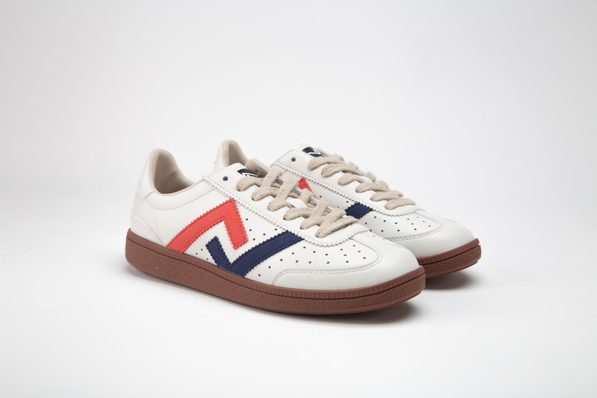SA77A 颯合 White sneakers with red and blue accents on a white background