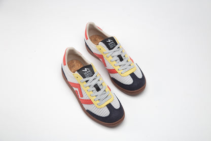 SA77A颯合 STEPS NIGHT CAB。 Yellow, Red, Dark Blue sneakers with a double seven logo on a white background
