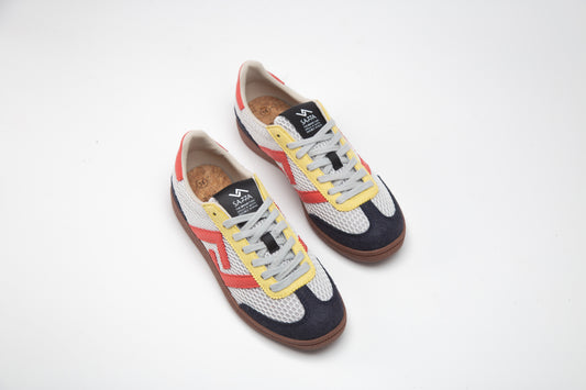 SA77A颯合 STEPS NIGHT CAB。 Yellow, Red, Dark Blue sneakers with a double seven logo on a white background